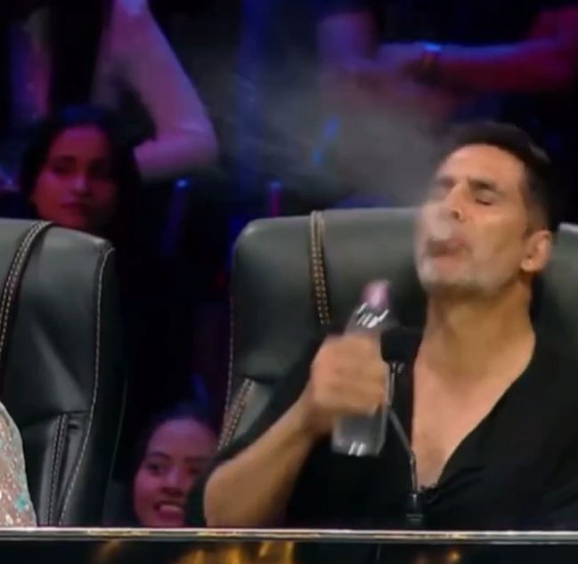 Akshay kumar spiting out
