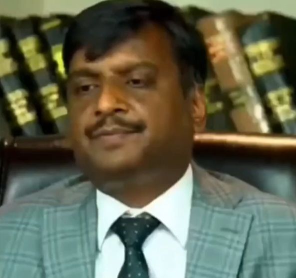 Baithne ka tarika thoda casual hai